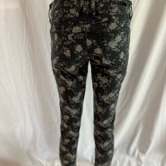 Flattering fit. Skinny jeans with floral print. Excellent condition. Size 4. - Picture 9 of 14